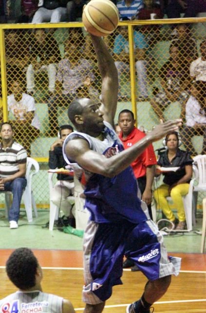 Lavell Payne ejecuta un donqueo en el juego que gano La Cancha al San Sebastián
